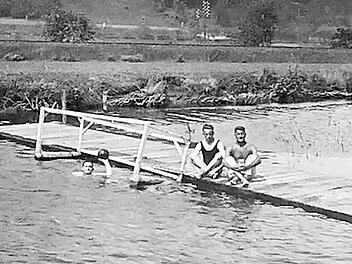 Vor exakt 100 Jahren wurden die Schwimmvereine in Kulmbach gegr&uuml;ndet: Damals badete man im Wei&szlig;en Main. Im August 1922 wurde der Main auf vier Meter Tiefe ausgebaggert. Sp&auml;ter gab es sogar Sprungbretter - und einen Drei-Meter-Sprungturm im Main. D...