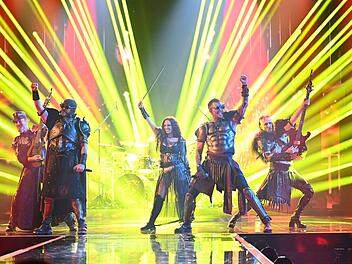 Feuerschwanz ließen mit "Knightclub", jaulenden Gitarren, Pyro-Fontänen, Gegrowle und Falsett-Gekreisch die Wände wackeln.