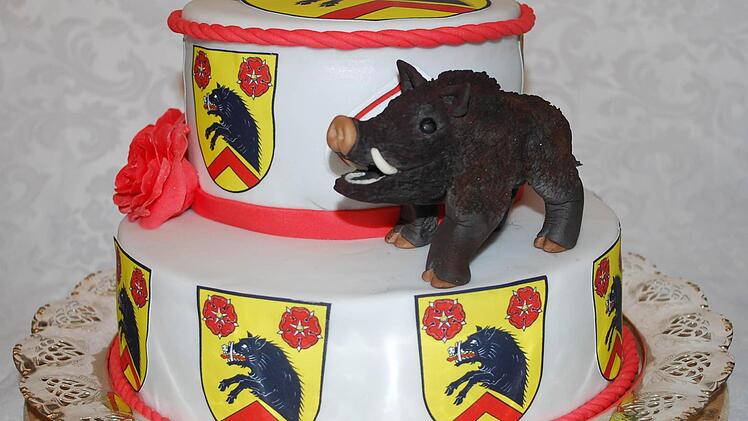 Diese Torte wurde von Günther Beckstein im Rahmen der Ebersdorfer 750-Jahr-Feier angeschnitten.  Fotos: privat
