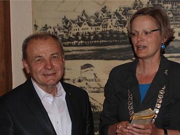 Reinhold Kuhn mit seiner Nachfolgerin Christine Konrad.