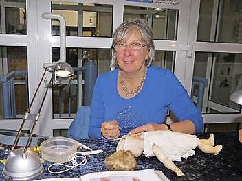 Die "lebenden Werkstätten" im Museum der Deutschen Spielzeugindustrie sind und bleiben ein fester Bestandteil des Puppenfestivals. Debra Nagel und ihre Puppenklinik sind am Samstag und Sonntag von 10 bis 17 Uhr geöffnet. Foto: Berthold Köhler