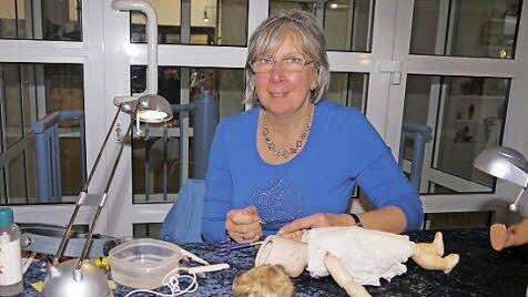 Die "lebenden Werkstätten" im Museum der Deutschen Spielzeugindustrie sind und bleiben ein fester Bestandteil des Puppenfestivals. Debra Nagel und ihre Puppenklinik sind am Samstag und Sonntag von 10 bis 17 Uhr geöffnet. Foto: Berthold Köhler