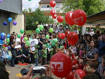 Müssen manche Familien wegen höherer Kindergartengebühren zu Banken, die bisher eigentlich mehr für Luftballons zuständig waren? Eine kontroverse Diskussion gab es dazu im Eberner Stadtrat.Foto: FT-Archiv