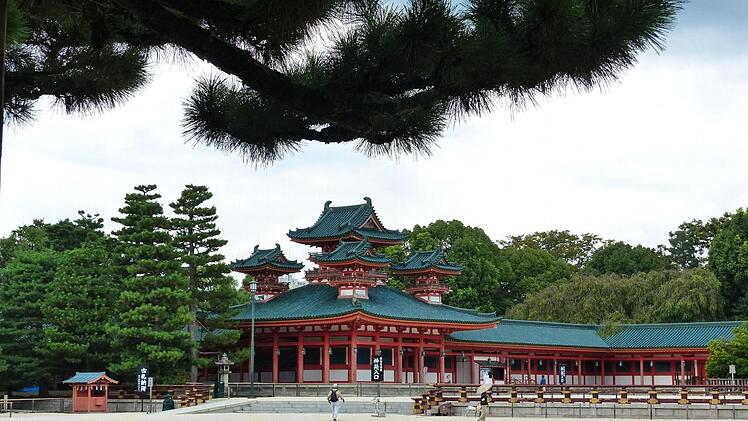Shinto-Schrein. Shinto bedeutet "Weg der Götter". Der Shinto-Glaube zählt neben dem Buddhismus zu den zwei größten religiösen Ausrichtungen in Japan.Foto: Manfred Wagner