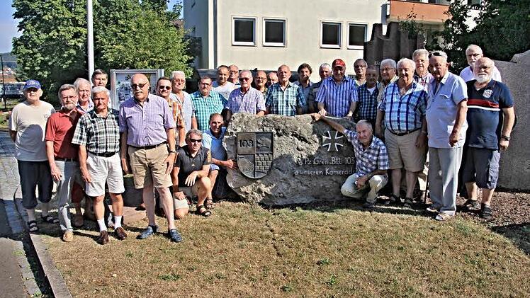 Ehemalige Soldaten des "Kameraden- und Freundeskreises Eberner Panzeraufklärungsbataillons" um ihren Tradtionsstein mit dem Bataillonswappen mit ihren Vorsitzenden, Reiner Dehler (vorne rechts hockend).  Foto: Helmut Will