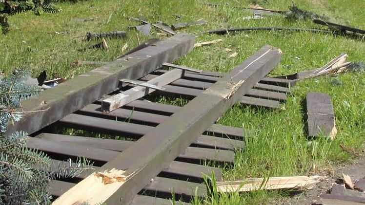 Die Fahrt des 80-Jährigen führte durch den Zaun und den Vorgarten bis zu einem Wohnhaus. Verletzt wurde jedoch niemand. Foto: Marco Meißner