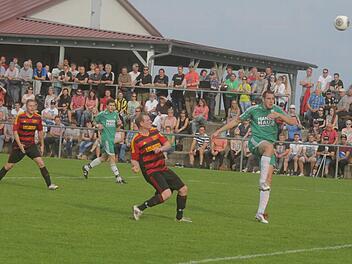 Eine tolle Kulisse und ein Jubel "in grün": Der FC Untererthal steigt in die Kreisliga Rhön auf. Foto: Hälker