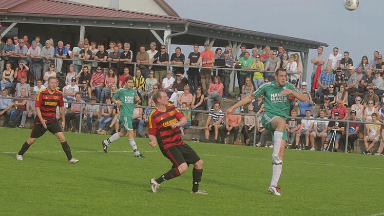 Eine tolle Kulisse und ein Jubel "in grün": Der FC Untererthal steigt in die Kreisliga Rhön auf. Foto: Hälker