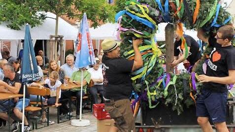 Die Bänke vor dem Gasthof waren gut gefüllt, als die Kränze für den Kirchweihbaum abgeladen wurden. Foto: Evi Seeger