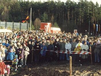 Am 2. Dezember 1989 wurde der Grenzübergang zwischen Allertshausen und Hellingen offiziell eröffnet. Hunderte von Menschen nahmen an dem Fest teil und feierten die Wiedervereinigung vor Ort.  Foto: Archiv/gsch