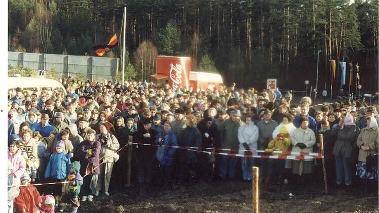 Am 2. Dezember 1989 wurde der Grenzübergang zwischen Allertshausen und Hellingen offiziell eröffnet. Hunderte von Menschen nahmen an dem Fest teil und feierten die Wiedervereinigung vor Ort.  Foto: Archiv/gsch