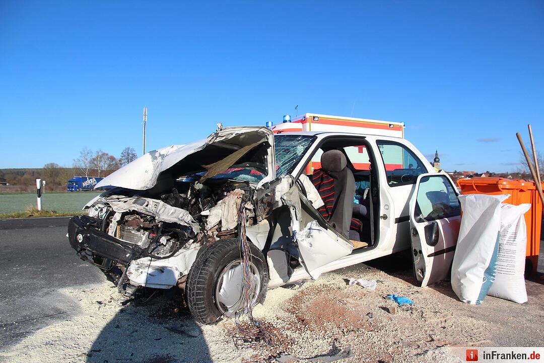 B470 bei Lonnerstadt: Seniorin stirbt nach Kollision mit Land Rover