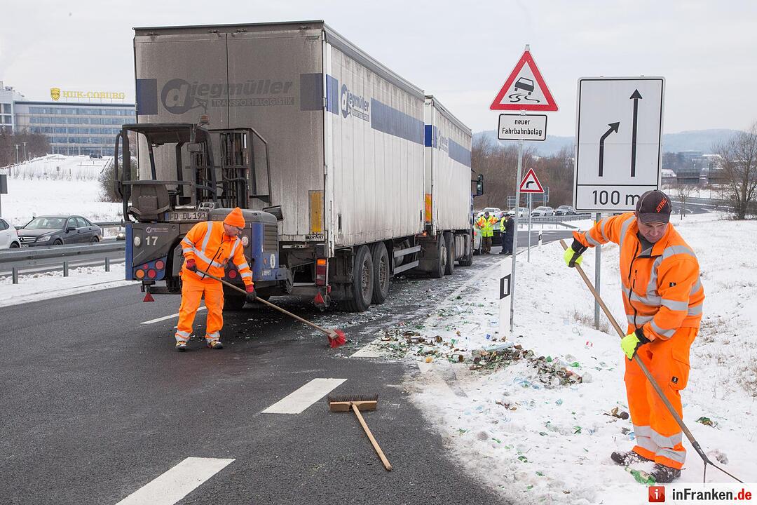 Lkw verliert Wasserkästen bei Coburg