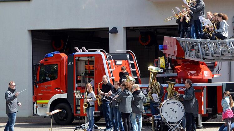 Mit einem Tag der offenen Tür, Musik der Garitzer Jugendfeuerwehrkapelle und diversen Schauübungen wurde der 20. Geburtstag der "neuen Kissinger Feuerwache" gebührend gefeiert. Foto: Peter Rauch