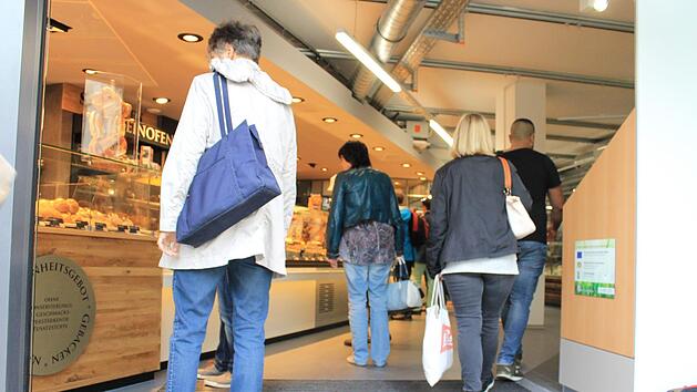 Die Markthalle f&uuml;llte sich am Freitagmorgen recht schnell. Besonders beliebt war die B&auml;ckerei. Foto: Dominic Buckreus