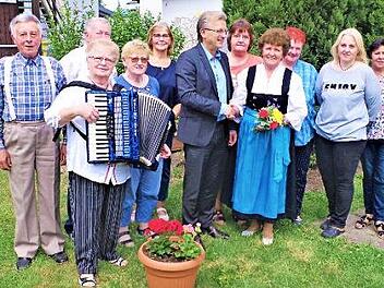 Zum 80. Geburtstag durfte Edelburg Münzel (Vierte von rechts) viele Hände schütteln. Mit im Bild auch Bürgermeister Rainer Detsch, links daneben.  Foto: Gerd Fleischmann