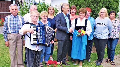 Zum 80. Geburtstag durfte Edelburg Münzel (Vierte von rechts) viele Hände schütteln. Mit im Bild auch Bürgermeister Rainer Detsch, links daneben.  Foto: Gerd Fleischmann