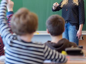 Sind Noten in der Grundschule wirklich sinnvoll? Das haben wir unsere Leser gefragt. Symbolbild: Arno Burgi/dpa-Zentralbild/dpa