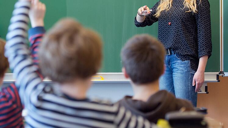 Sind Noten in der Grundschule wirklich sinnvoll? Das haben wir unsere Leser gefragt. Symbolbild: Arno Burgi/dpa-Zentralbild/dpa