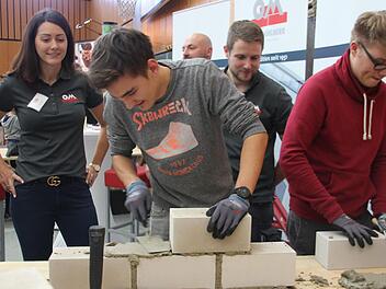Eigentlich will Christoph Schelle zur Polizei, aber dem Bauhandwerk ist er auch nicht abgeneigt. Am Stand des Bauunternehmens Mühlherr entdeckt er sein Talent für den Maurerberuf. Foto: Veronika Schadeck
