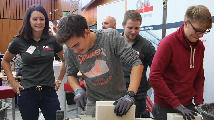 Eigentlich will Christoph Schelle zur Polizei, aber dem Bauhandwerk ist er auch nicht abgeneigt. Am Stand des Bauunternehmens Mühlherr entdeckt er sein Talent für den Maurerberuf. Foto: Veronika Schadeck