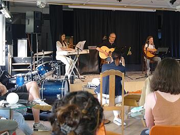 Während der Corona-Krise ein seltenes Bild: Ein Livekonzert vor Publikum.  Die Schüler der August-Kömpel-Musikschule traten am Wochenende zumindest in kleinem Rahmen auf. Foto: Stephanie Elm
