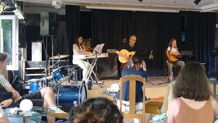 Während der Corona-Krise ein seltenes Bild: Ein Livekonzert vor Publikum.  Die Schüler der August-Kömpel-Musikschule traten am Wochenende zumindest in kleinem Rahmen auf. Foto: Stephanie Elm