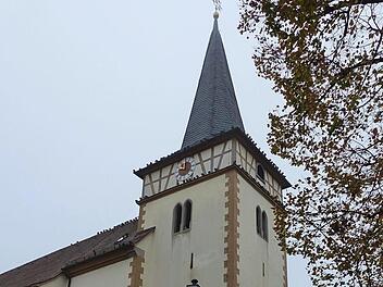 Hält der Kirchturm einem starken Wind stand? Statische Berechnungen sollen Sicherheit geben, was dem Kirchenanbau in Eltingshausen bei Orkan droht. Über die Auftragsvergabe entscheidet der Gemeinderat in einer der nächsten Sitzungen.  Foto: Hans-Peter Hepp
