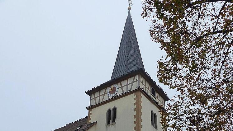 Hält der Kirchturm einem starken Wind stand? Statische Berechnungen sollen Sicherheit geben, was dem Kirchenanbau in Eltingshausen bei Orkan droht. Über die Auftragsvergabe entscheidet der Gemeinderat in einer der nächsten Sitzungen.  Foto: Hans-Peter Hepp