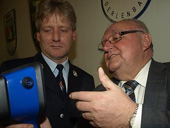 Bürgermeister Siegfried Erhard hat Kommandant Reiner Kuhn (links) eine Wärmebildkamera überreicht, die künftig bei Bränden und Personensuche eingesetzt werden kann. Fotos: Stefan Geiger