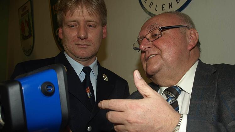 Bürgermeister Siegfried Erhard hat Kommandant Reiner Kuhn (links) eine Wärmebildkamera überreicht, die künftig bei Bränden und Personensuche eingesetzt werden kann. Fotos: Stefan Geiger