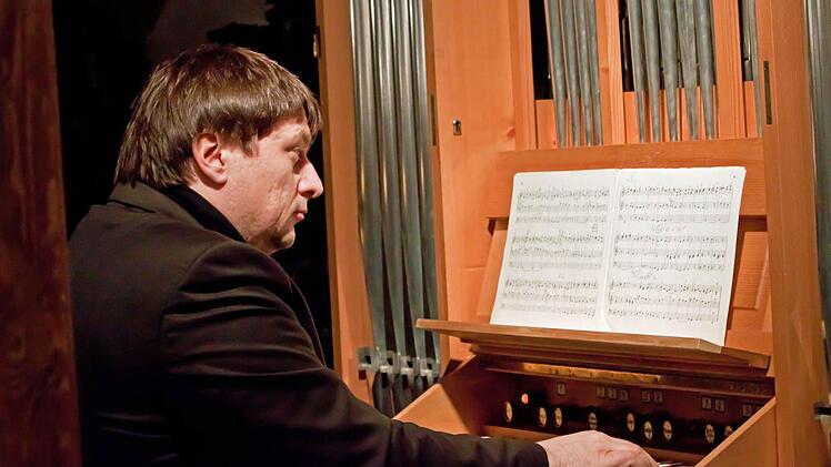 Souveräner Solist, einfühlsamer Begleiter: Markus Ewald musiziert an der Orgel der Salvatorkirche Bad Rodach.Foto: Jochen Berger