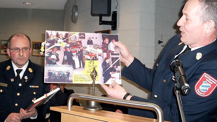 Engelbert Scherer freute sich über die Fotocollage von der Werksfeuerwehr Fehrer, überreicht durch Peter Eschenbacher.