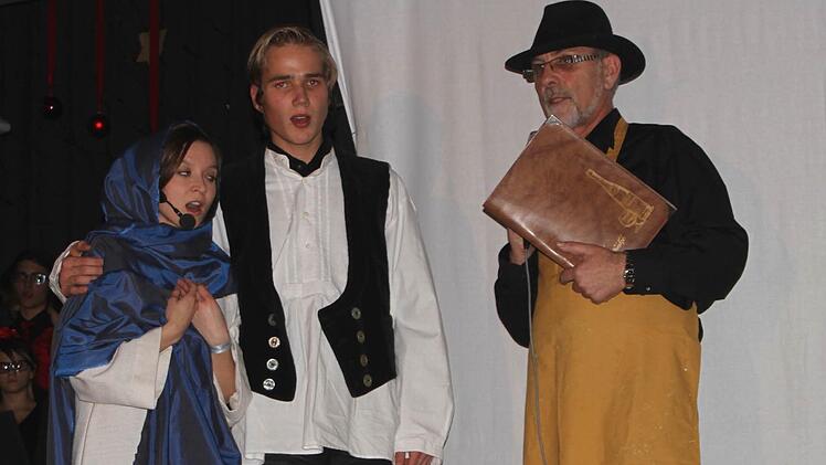 Die "Herbergssuche" sangen Klara Viering als Maria, Lukas Halpfer als Josef und Josef Blößl als Wirt (von links).