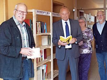 Die Bücherspende von Manfred Suffa (rechts) gab den Anstoß für einen "offenen Bücherschrank" in Tettau. Mit im Bild (von rechts) Organisationsleiterin Manuela Kraus, Bürgermeister Peter Ebertsch und Erster Vorsitzender Hermann Bischoff  Foto: privat