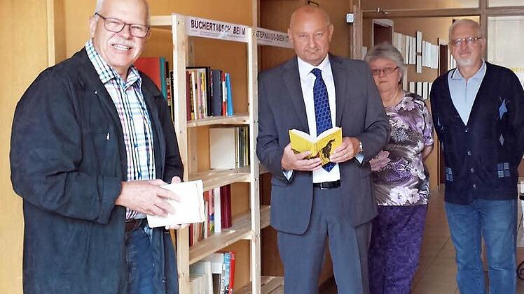 Die Bücherspende von Manfred Suffa (rechts) gab den Anstoß für einen "offenen Bücherschrank" in Tettau. Mit im Bild (von rechts) Organisationsleiterin Manuela Kraus, Bürgermeister Peter Ebertsch und Erster Vorsitzender Hermann Bischoff  Foto: privat