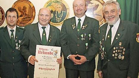 Sportleiter Reiner Henneberger ist jetzt auch Ehrenmitglied. Ihm gratulierten Schatzmeister David Betzer (links), 1. Schützenmeister Klaus Brückner und der scheidende 2. Schützenmeister Karl Mai.
