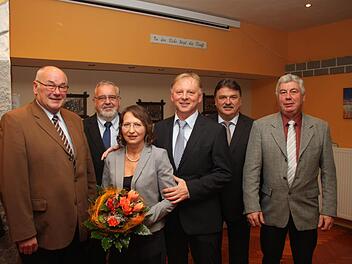 Von links: Bürgermeister Dieter Adam, Kreisrat und FW-Bezirksehrenvorsitzender Klaus Förster, Birgit und Günther Stenglein, Landrat Klaus Peter Söllner und FW-Ortsverbandsvorsitzender Herbert Pieper. Foto: Jürgen Gärtner