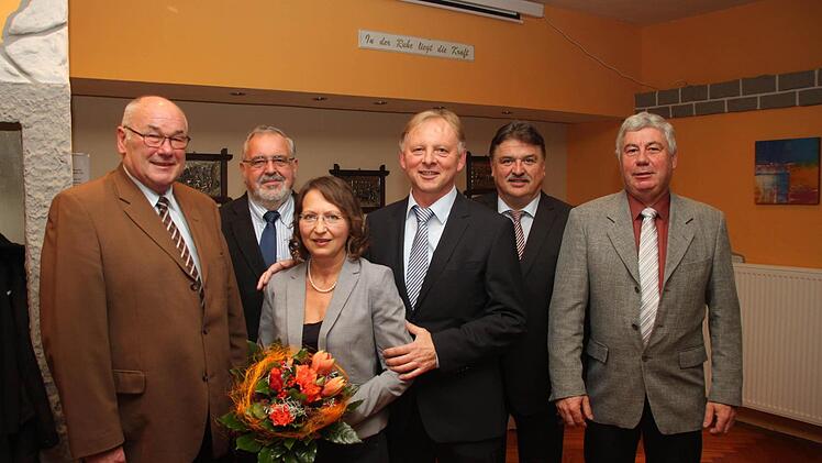 Von links: Bürgermeister Dieter Adam, Kreisrat und FW-Bezirksehrenvorsitzender Klaus Förster, Birgit und Günther Stenglein, Landrat Klaus Peter Söllner und FW-Ortsverbandsvorsitzender Herbert Pieper. Foto: Jürgen Gärtner