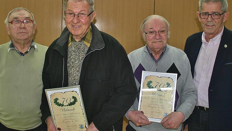 Gleich nach dem Krieg in den TSV Reiterswiesen eingetreten sind (v.l.) Ewald Kos, Günther Beck und Arnold Greubel, ganz rechts Vorstandsvorsitzender Egon Göbel.  Foto: Werner Vogel
