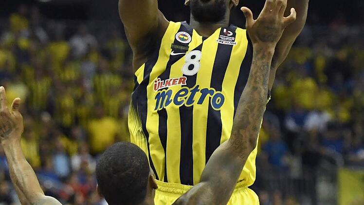 Ekpe Udoh kann von Darius Adams nicht am Wurf gehindert werden. Foto: dpa