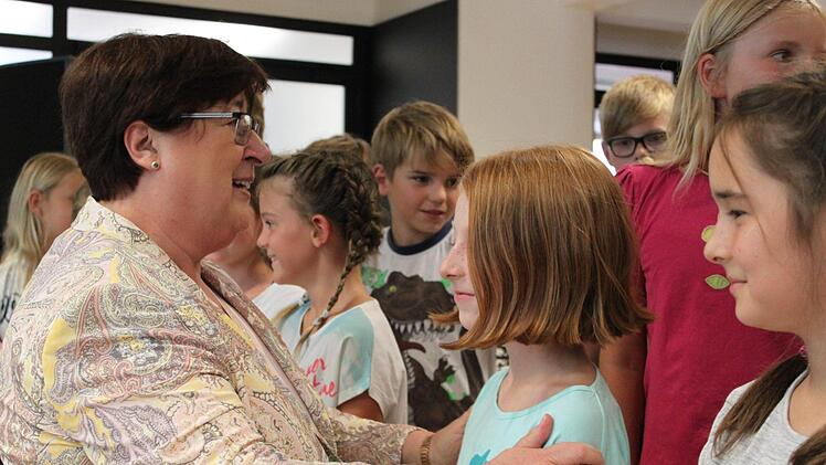 Hannelore Glass bedankt sich bei ihren Schülern für das Abschiedsgeschenk mit vielen tollen Darbietungen. Foto: Christiane Reuther