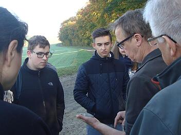 Bernd Marquardt erklärt den Gymnasiasten, worauf sie auf den Feldern achten sollten. Foto: Roland Heinlein