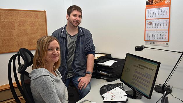 Die Caritas-Mitarbeiterin Sabine Wagner hat im Rahmen des Projekts "FairMieten" des Caritasverbandes f&uuml;r den Landkreis Ha&szlig;berge eine neue Online-Wohnungsb&ouml;rse f&uuml;r Vermieter von preisg&uuml;nstigen Wohnungen gestartet. Mit im Bild ist der IT-Administrator Alexander Brix.Ulrike Langer