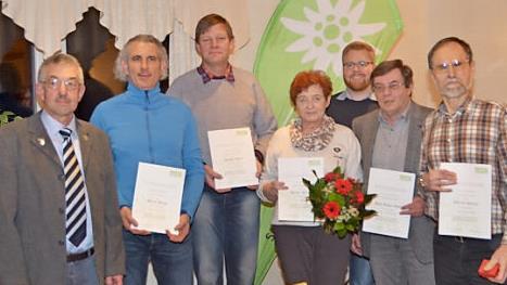 Bei den Ehrungen (von links): Robert Wagner, Martin Burger, Norbert Günzel, Ursula Pausch, Thomas Klinger, Hans-Jürgen Oppelt und Oswald Pausch