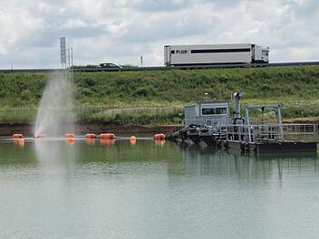 Nur der Saugbagger und eine Rohrleitung zeugen vom Sandabbau westlich der A3.  Foto: Andreas Dorsch