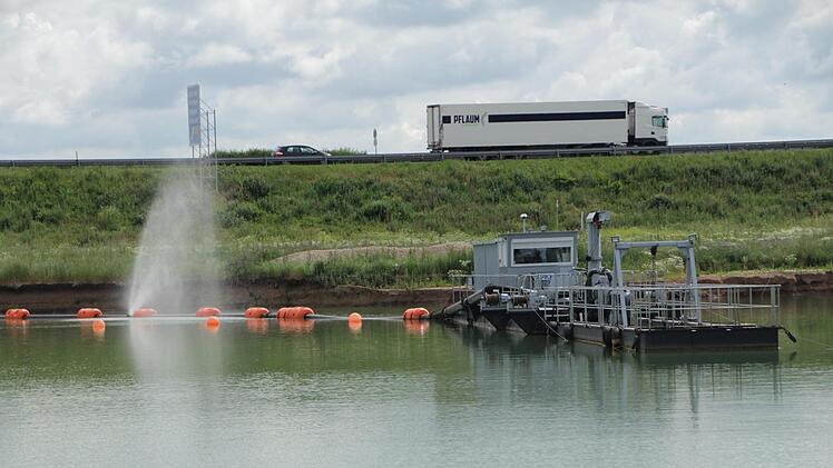 Nur der Saugbagger und eine Rohrleitung zeugen vom Sandabbau westlich der A3.  Foto: Andreas Dorsch