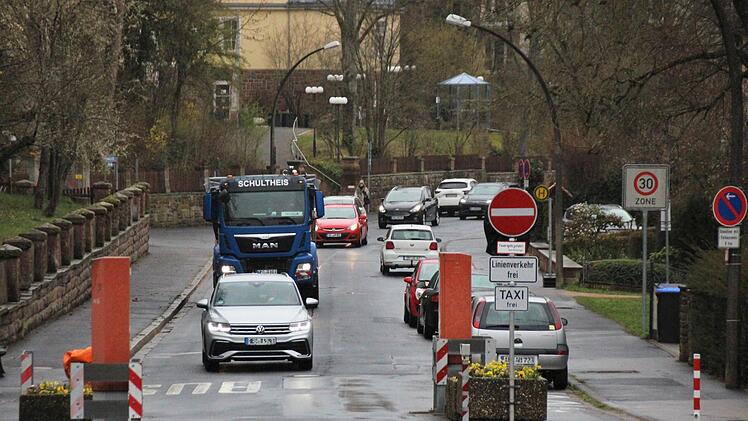 In der Bismarckstraße ist seit der Öffnung für alle Fahrzeuge - wenn auch nur in eine Richtung - viel los. Beschwerden seitens der Kliniken gab es laut Pressesprecher der Stadt, Thomas Hack, glücklicherweise noch nicht.