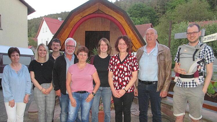 Der neue Vorstand der Feuerthaler Musikanten schaut optimistisch in die Zukunft (von links) Heike Hergenröther, Laura Rost, Lothar Kuchenbrod, Vorsitzender Hubert Schneider, Elvira Kuchenbrod, Vize-Vorsitzende Celia Reuter, Claudia Schneider, Werner Schmidt und Bastian Reuter.