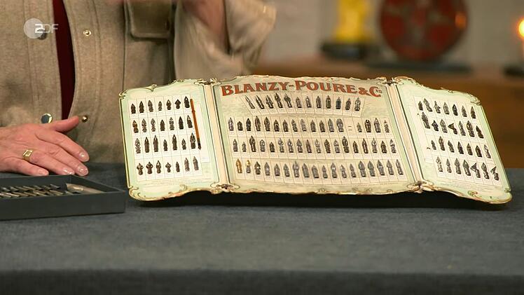 Als weiteres Objekt der Sendung wurde ein Schreibfeder-Set der französischen Firma Blanzy-Poure & Cie von Friederike Werner um 1890 datiert. Gewünscht wurden ein Euro pro Feder, insgesamt also 121 Euro. Die Expertin schätzte aber 400 bis 500 Euro. Händler Jan Cizek zahlte 450 Euro.